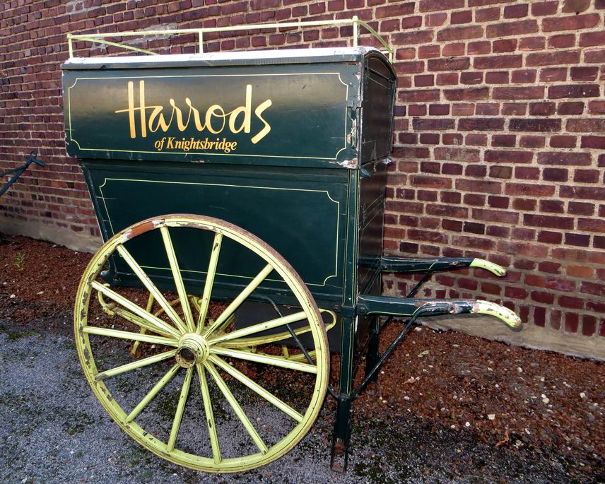 Original alter Verkaufswagen aus Holz von Harrods mit Dachreling ca. L160xB90xH160cm