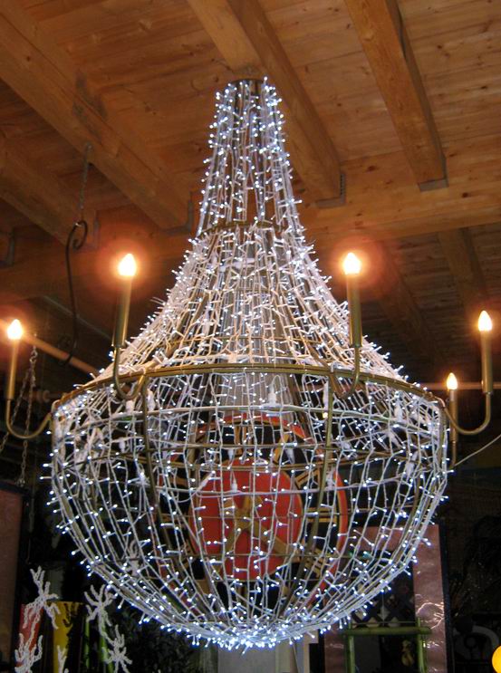 Kronleuchter, MetallgerÃ¼st mit blauweissem Licht und Kerzenlampen
H190 x Diam. 160cm