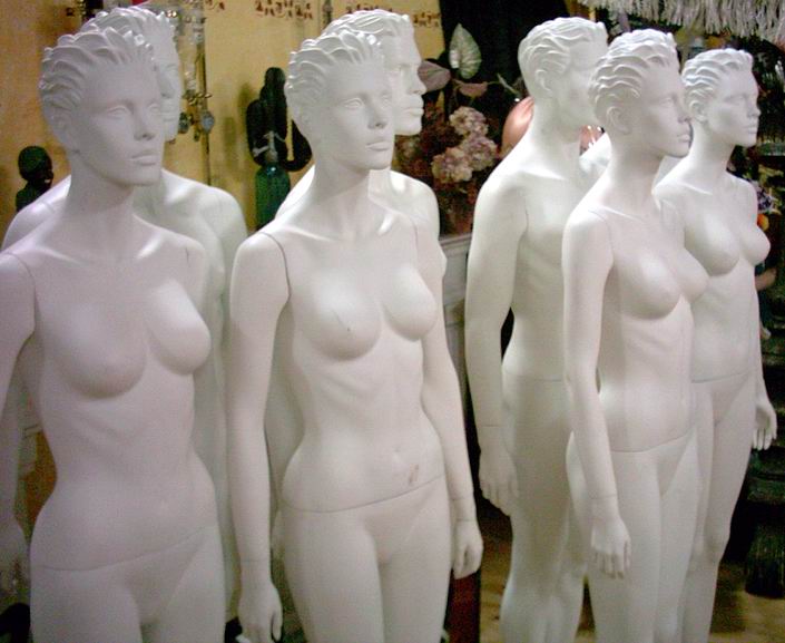 gebrauchte Schaufensterfiguren mÃ¤nnlich/weiblich, stehend, weiÃ mit modellierten Haaren und Stanplate, FuÃdorn