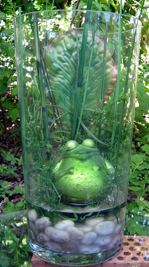 Dekovase Glas mit Glasfrosch, kÃ¼nstl. Pflanzen und Steine
H45 x Diam. 25cm
H26 x Diam. 25cm