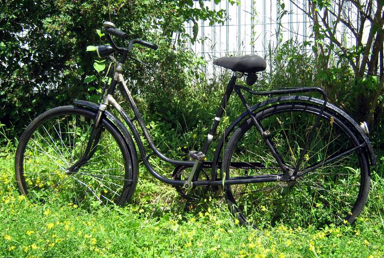 original altes Oma-Fahrrad schwarz